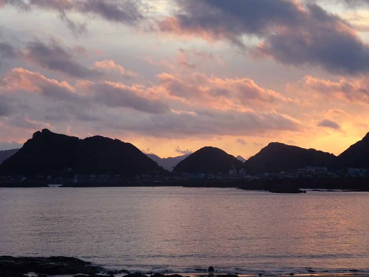 本日の夕陽です 淡い色が美しく 春の深まりを感じます 宿中屋 女将の湯処だより